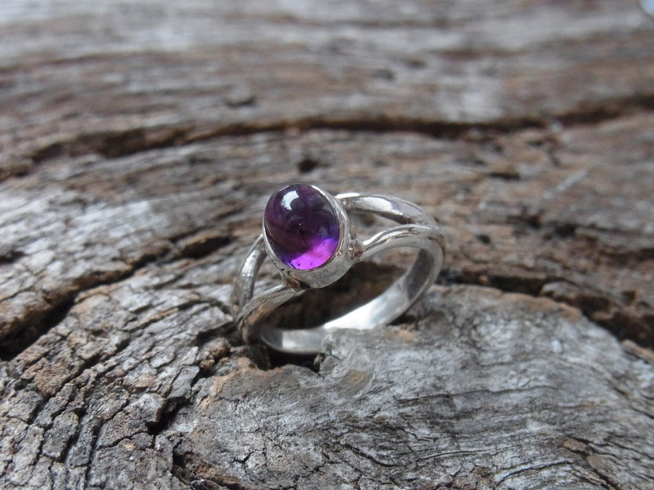 Filigraner Ring aus Silber mit Amethyst Cabochon 