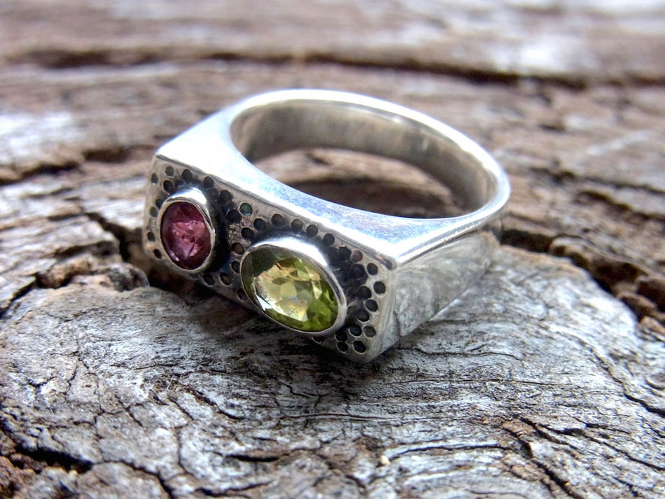 Ring aus Silber mit hellgrünen Peridot und rosa Pink Turmalin