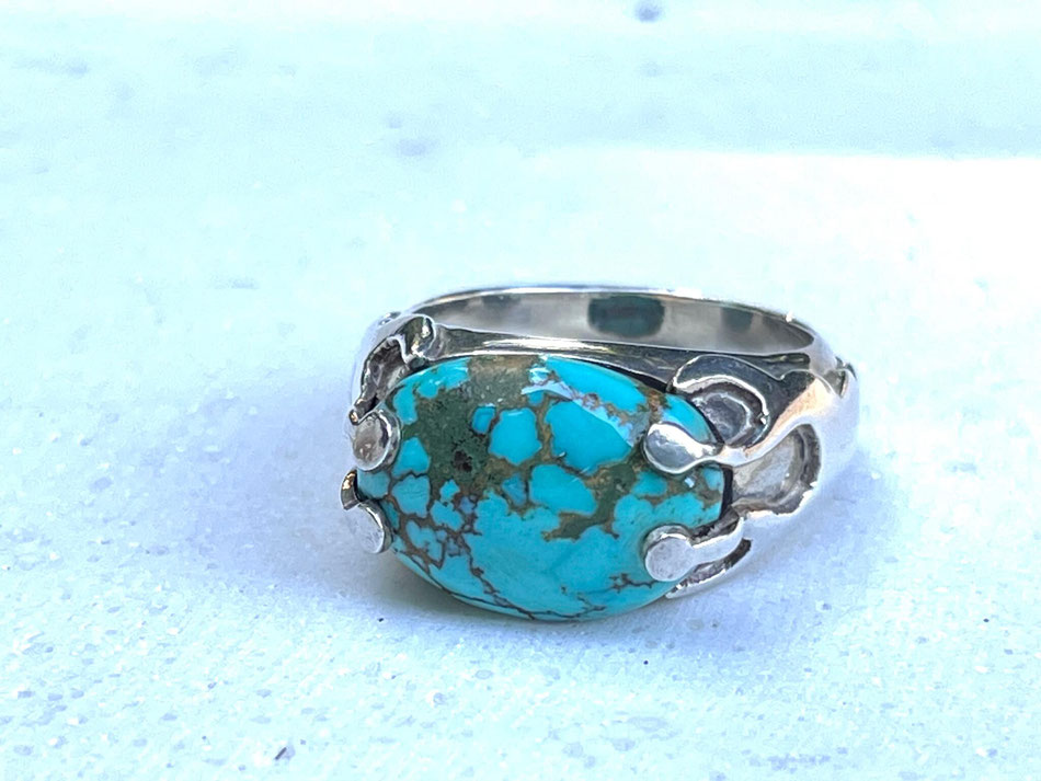 Handgeschmiedeter Ring mit blau-grünem Türkis Cabochon