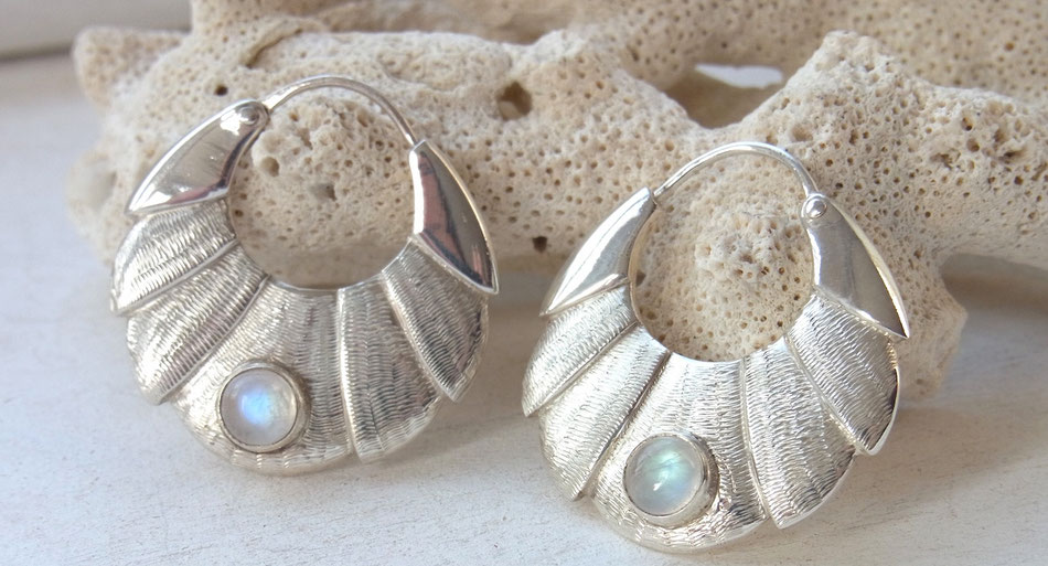 Hochwertige Ohrringe aus Silber mit Regenbogen Mondstein Cabochon