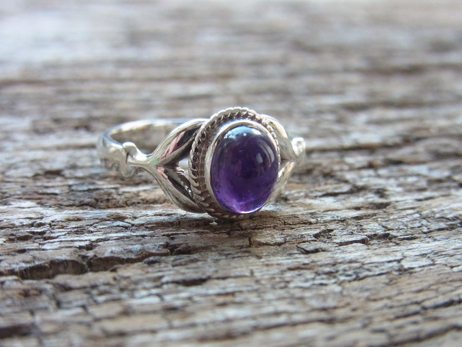 Handgefertigter Ring aus Silber mit Amethyst