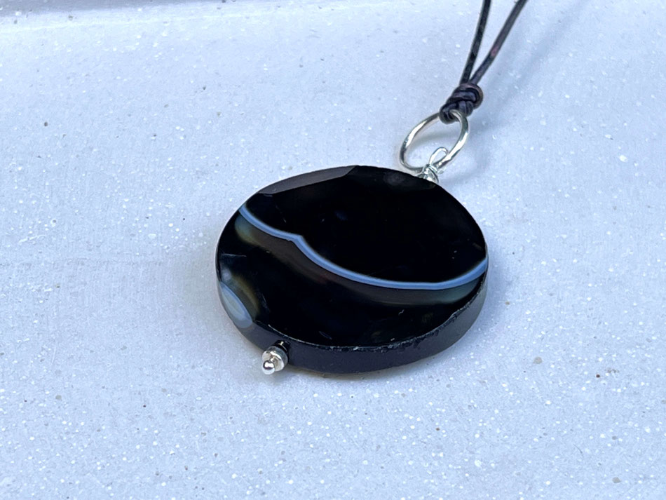 Schwarzes Lederband mit großen runden schwarzen Sardonyx Stein Anhänger