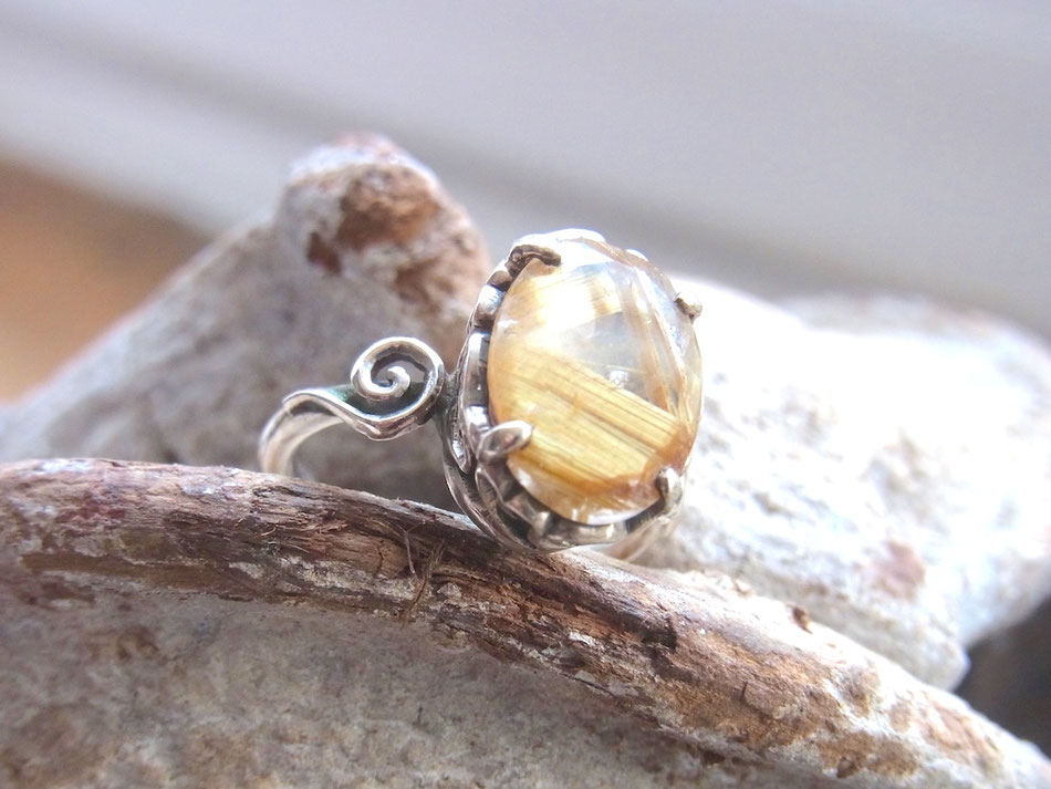 Handgeschmiedeter Ring mit Rutilquarz Cabochon