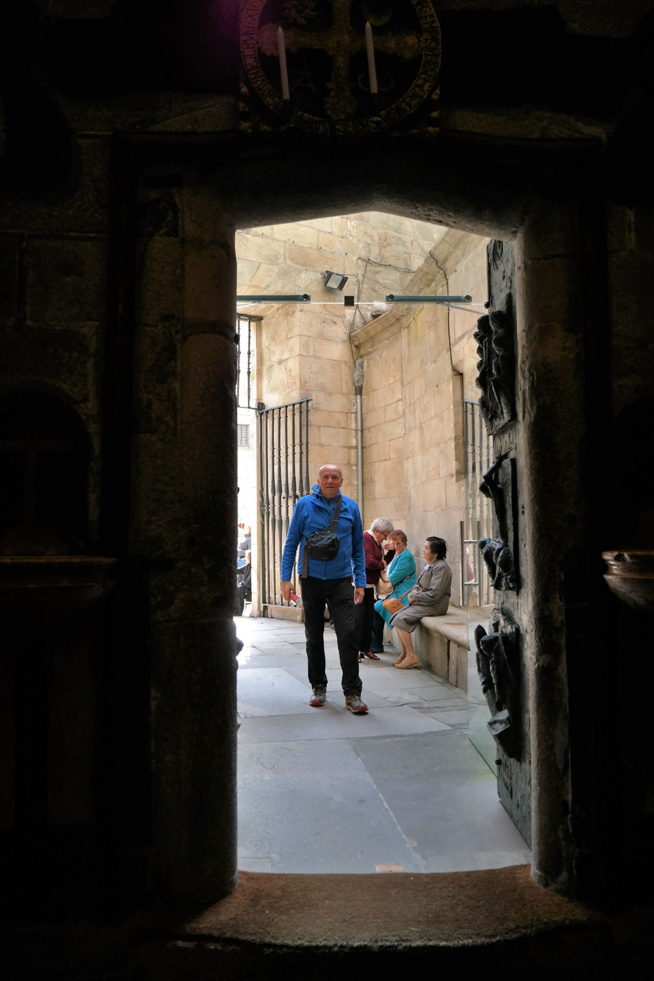 Mit der Compostela durch die Heilige Pforte. 