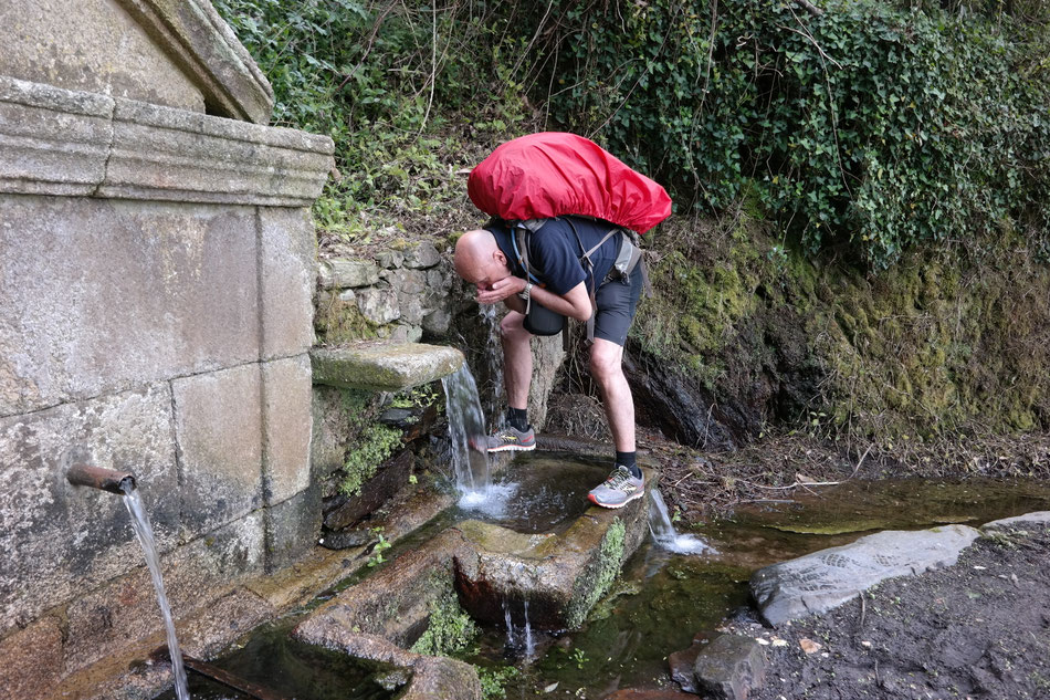 Alte Wasserquelle vor Betanzos mit Wasser in beste Trinkqualität