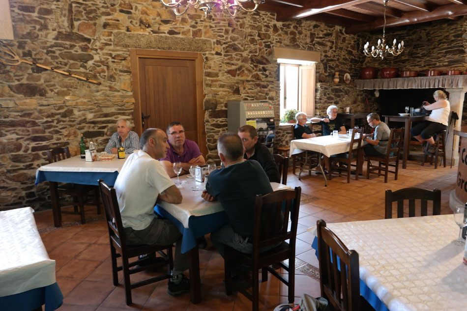 Pilger bei Abendessen in der Dorfkneipe in Bruma