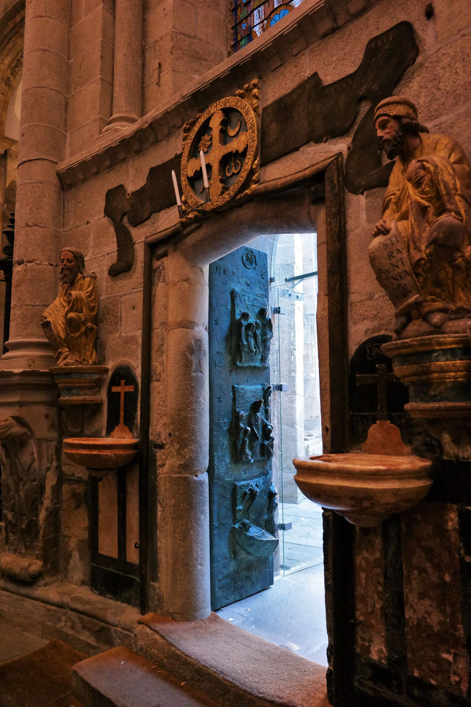 Porta Sancta, Heilige Pforte, die vom Papst oder Päpstlichen Legaten durch symbolische Hammerklopfen geöffnet wird.