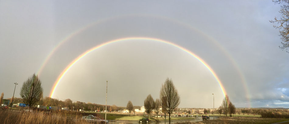 Wunderschöner Regenbogen zu Hause über Dortmund.