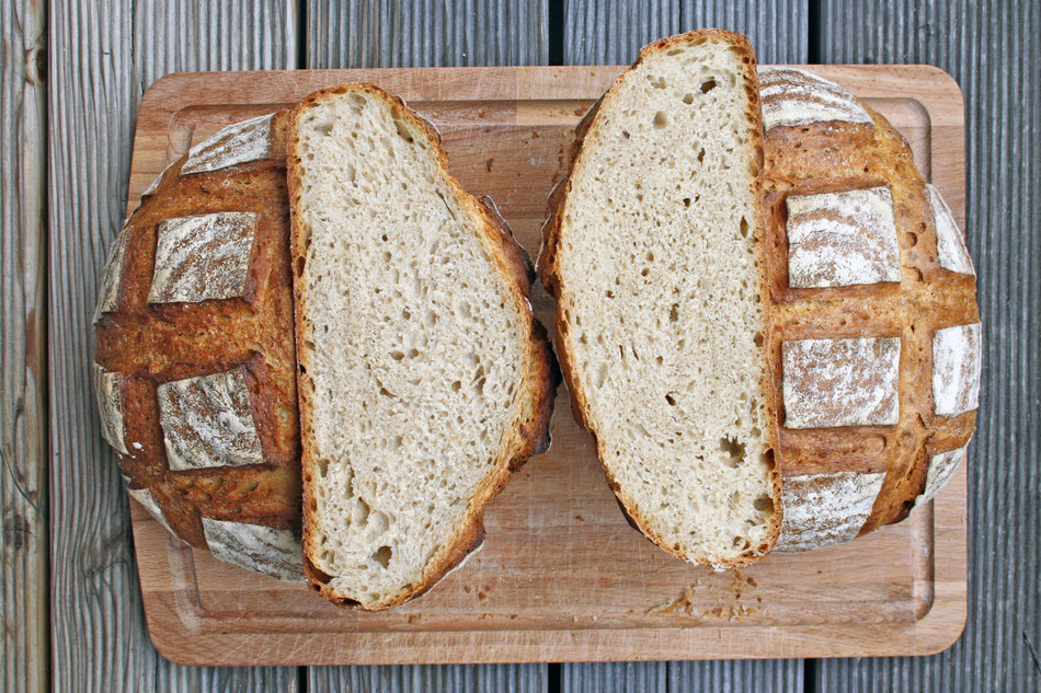 links mit Sauerteig, rechts die Hefe-Variante