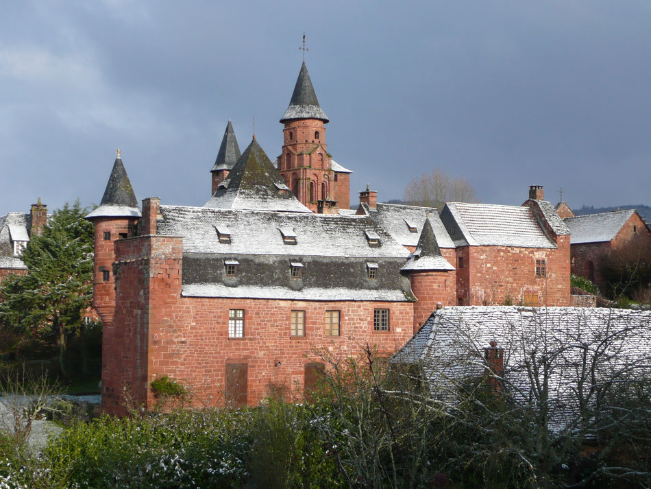 Neige sur Collonges-la-Rouge, en Vallée de La Dordogne, et sur La Voie de Rocamadour en Limousin et Haut-Quercy, Chemin vers Compostelle