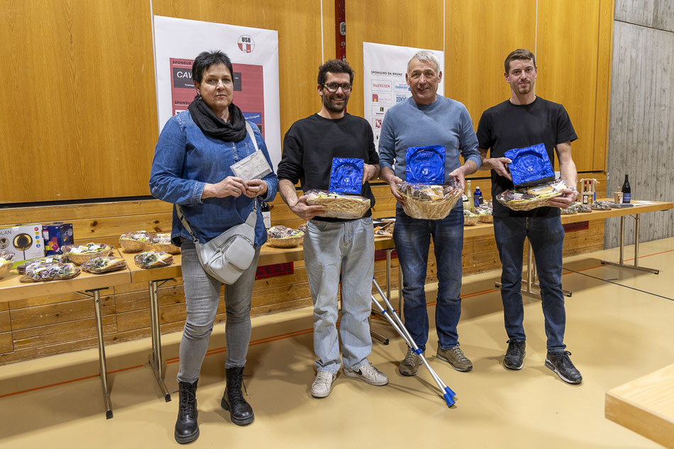 Las victuras e victurs dil turnier 2026: 1. Lothar Cavigelli (secund da dretg), 2. Gian Marco Tschuor (dretg) e 3. Roman Niederberger (secund da seniester), sil 4. rang cun tuttina bia puncts Marlis Cavigelli (seniester)