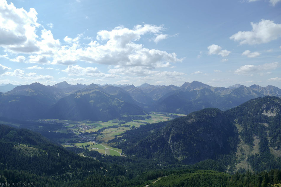 Blick von der Hütte auf Grän und auf den Einstieg ins Engetal