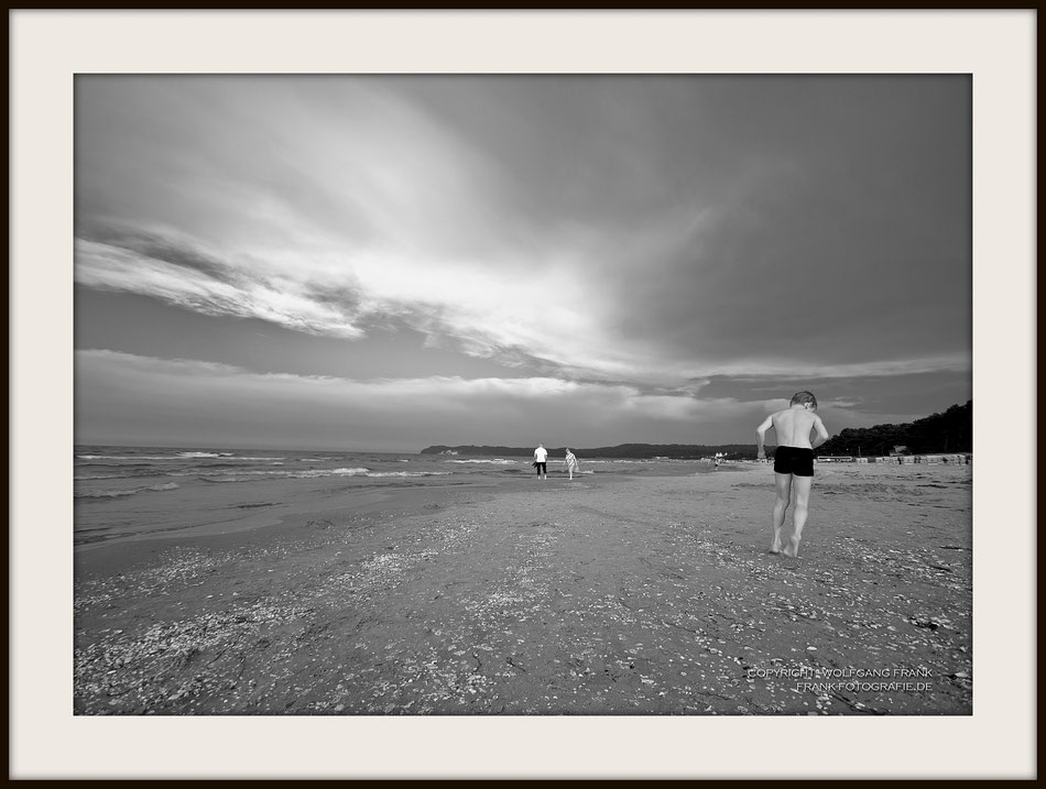 #011 - Boy At The Beach (2014-07-26) - Fine Art Print auf Shil Masterclass Baryta 290, archivfest, naturweiß, gepuffert, schwarzer Galerierahmen mit Passepartout  