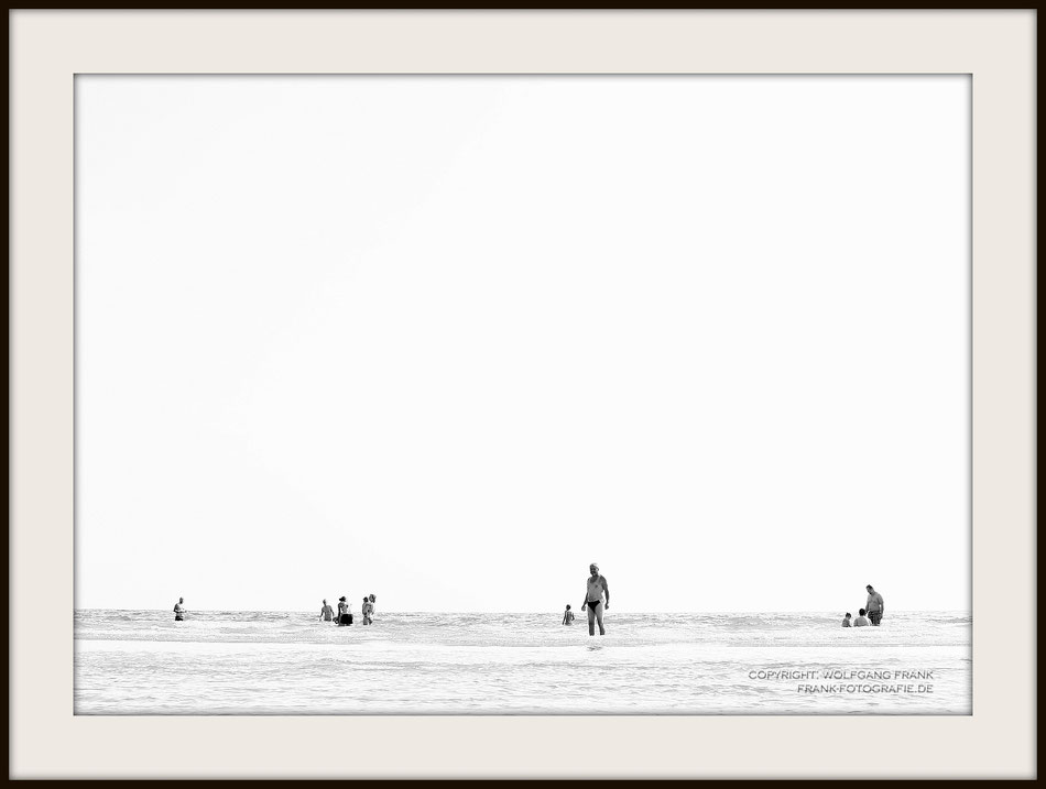 #009 - At The Beach I (White Series) (2014-07-27) - Fine Art Print auf Shil Masterclass Baryta 290, archivfest, naturweiß, gepuffert, schwarzer Galerierahmen mit Passepartout 