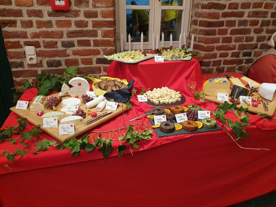 Foto von den Käseplatten auf dem Buffet.