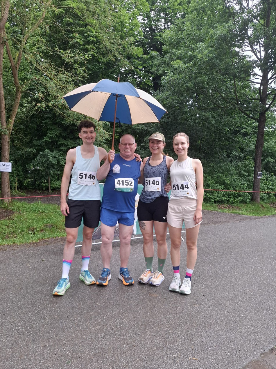 v. l. vor dem Start noch im Regen: Leon Bettenhausen, Günter Börner, Amelie und Luise Altmann.