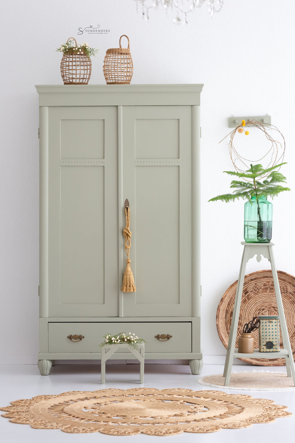 Vintage Kinderschrank, Kindergaderobe
