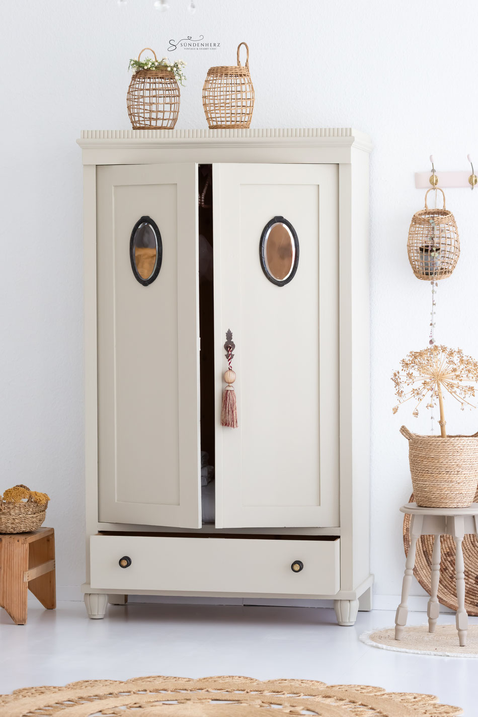 Vintage Kleiderschrank Jahrhundertwende  mit 2 Türen,1x Schublade und einer Kleiderstange .