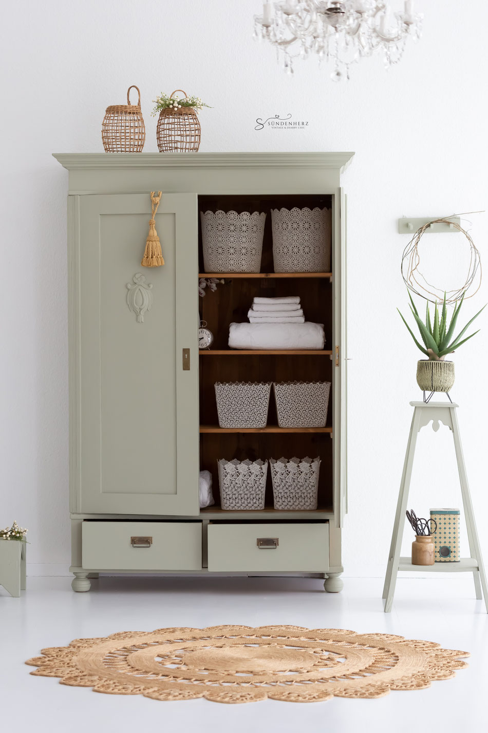 Antiker Kleiderschrank, Wäscheschrank in der Farbe Lichen von Farrow &Ball. Innenausstattung 3x Regalböden und 1 Kleiderstange sowie außen eine Schublade. Der Schrank kann auch als Kinderschrank oder Wäscheschrank genutzt werden.
