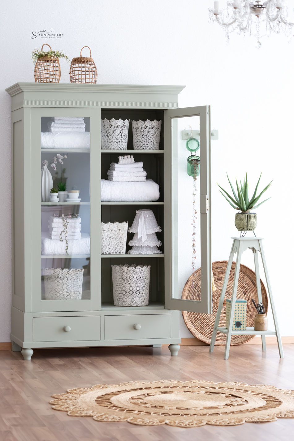 Antike Glasvitrine/ Wäscheschrank Gehen Sie mit uns auf Zeitreise und tauchen Sie in die Welt der schönen Dinge ein..... die kleinen Dinge, die das Leben schöner machen..........  Entdecken Sie ausgewählte Möbelstücke aus dem Jugendstil sowie Vintage und 