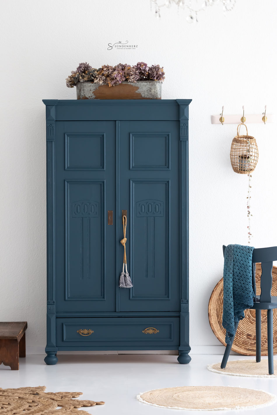 Vintage Kleiderschrank Jahrhundertwende  mit 2 Türen,1x Schublade und einer Kleiderstange .