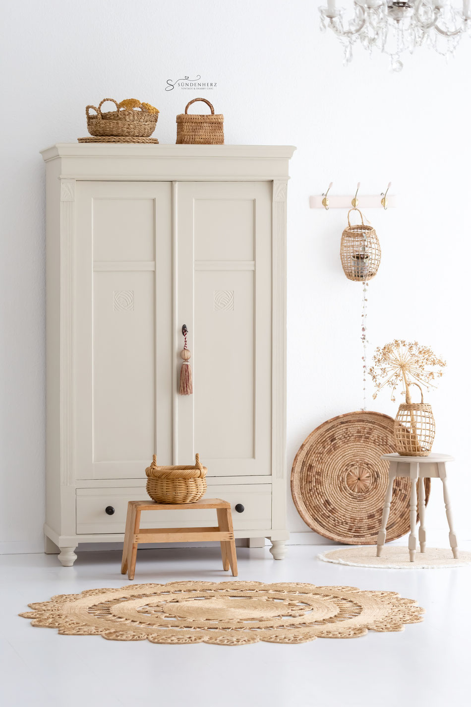 Antiker Wäscheschrank in der Farbe London Stone von Farrow&Ball, im inneren ist der Schrank mit einer Kleiderstange sowie mit 3 Einlegeböden ausgestattet.