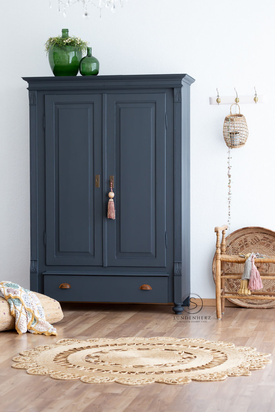 Antiker zweitüriger Kleiderschrank in schwarz, Innenausstattung 1x Regalböden und 1 Kleiderstange. Der Schrank kann als Kinderschrank oder Kleiderschrank genutzt werden.