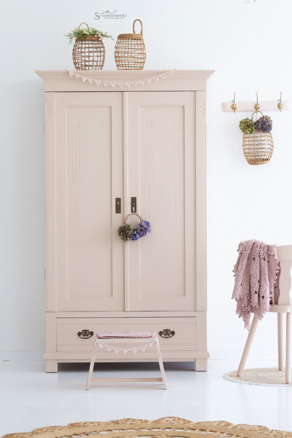Uralter Kleiderschrank in der Farbe dead salmon von Farrow&Ball.