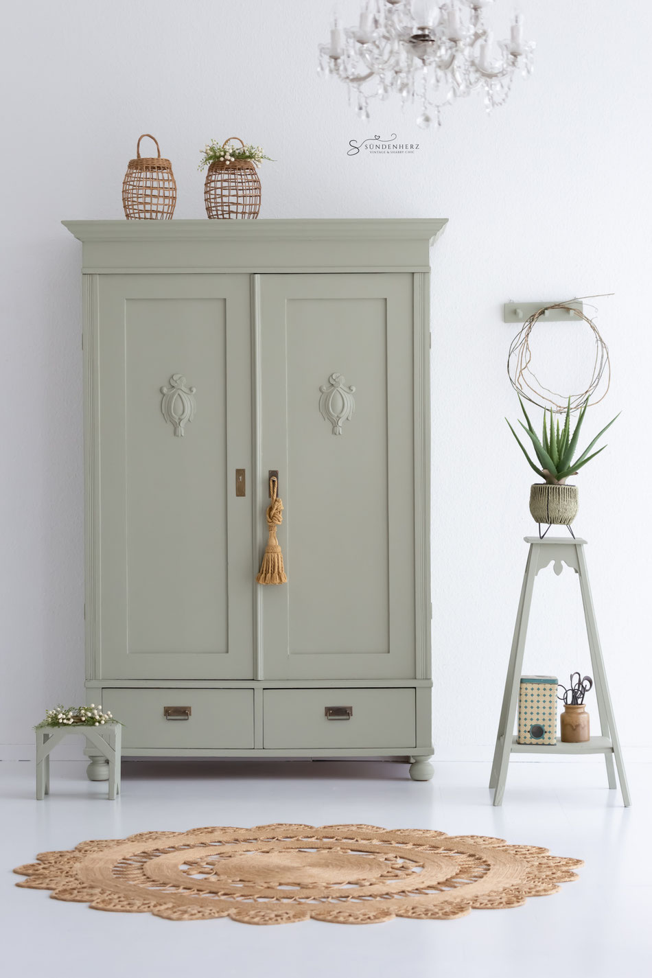 Antiker Kleiderschrank, Wäscheschrank in der Farbe Lichen von Farrow &Ball. Innenausstattung 3x Regalböden und 1 Kleiderstange sowie außen eine Schublade. Der Schrank kann auch als Kinderschrank oder Wäscheschrank genutzt werden.