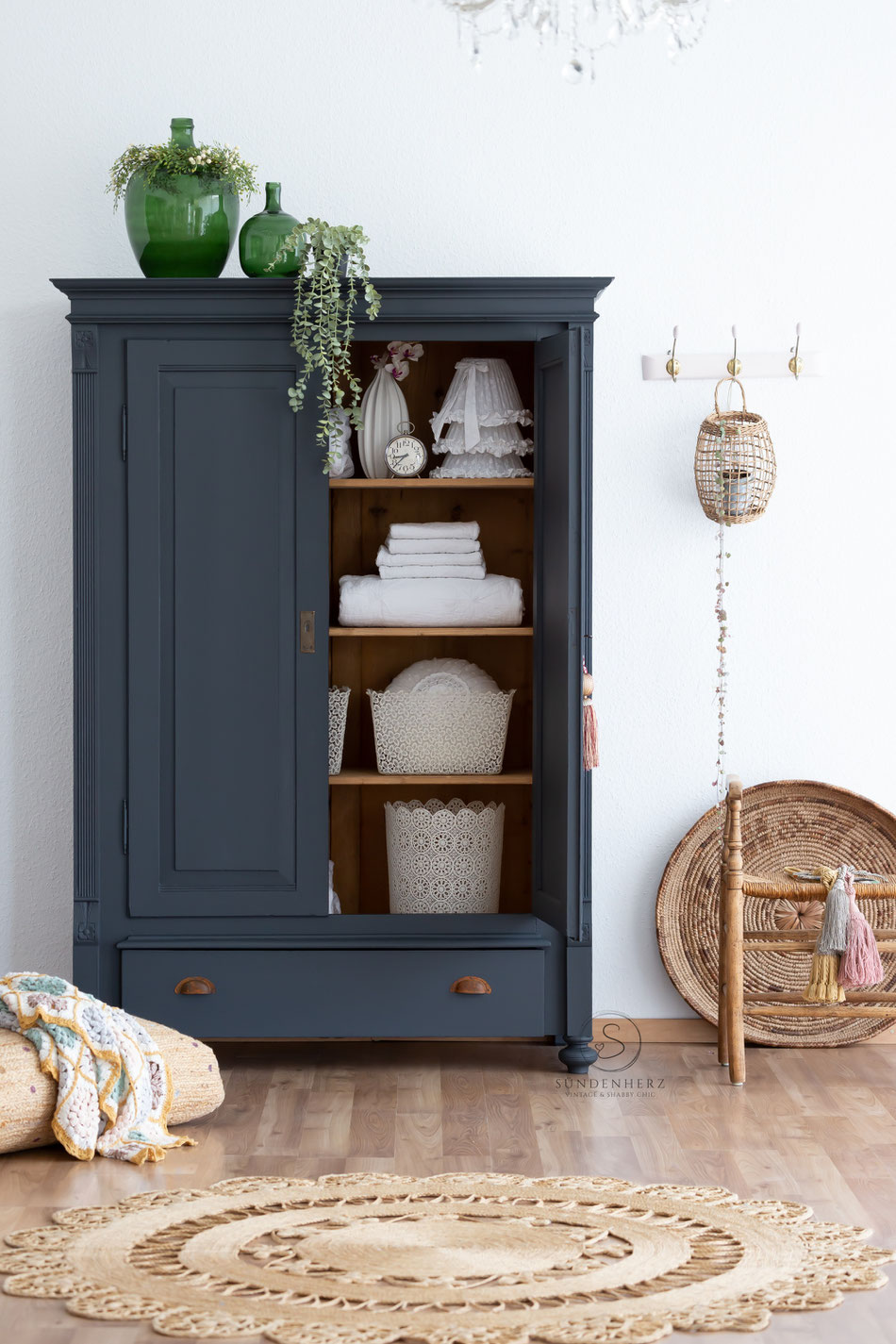 Antiker zweitüriger Kleiderschrank in schwarz, Innenausstattung 1x Regalböden und 1 Kleiderstange. Der Schrank kann als Kinderschrank oder Kleiderschrank genutzt werden.