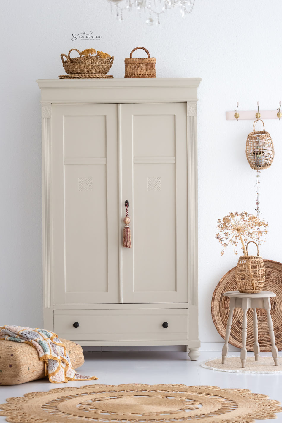 Antiker Wäscheschrank in der Farbe Stony Ground von Farrow&Ball, im inneren ist der Schrank mit einer Kleiderstange sowie mit 3 Einlegeböden ausgestattet.