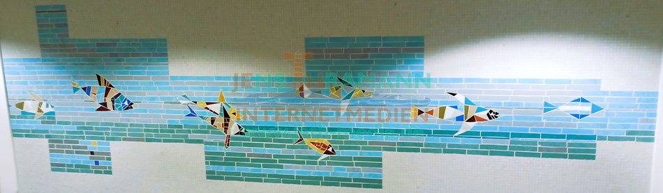 ...damals wie heute ein Hingucker: das Fliesen-Mosaik im ehem. Spielgeschoß an der Wand zum ehem. Schwimmbad - 3.UG