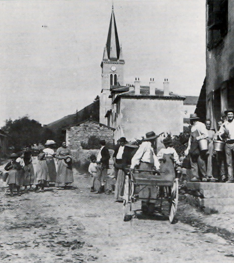 Devant la fruitière de Cuisiat dans les années 1920