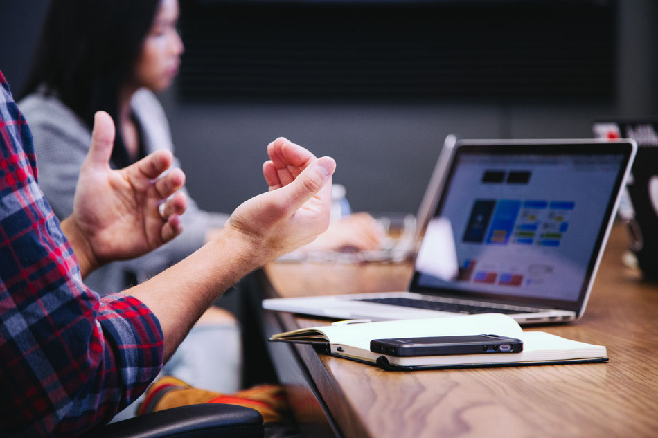 Verhandlungen einer Unternehmensnachfolge: persönlich und virtuell | Foto: Headway auf www.unsplash.com