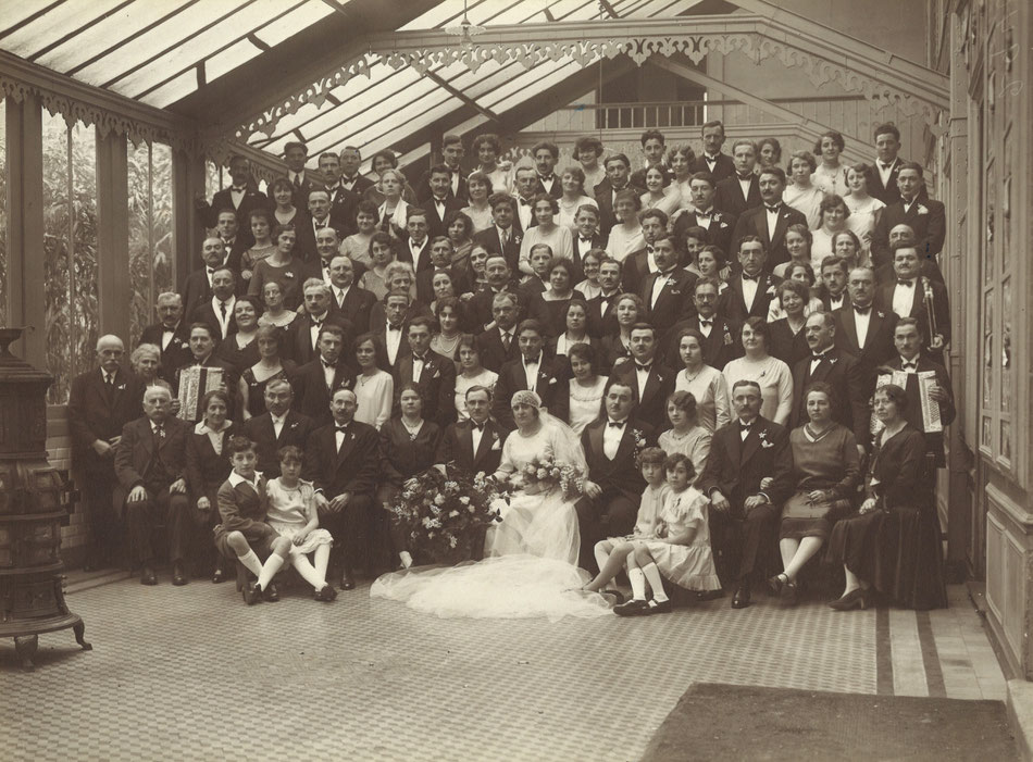 Mariage dans l'entre-deux-guerres ; à droite, Adrien Bras à l'accordéon et Martin Cayla à la cabrette (coll. V. Prat)