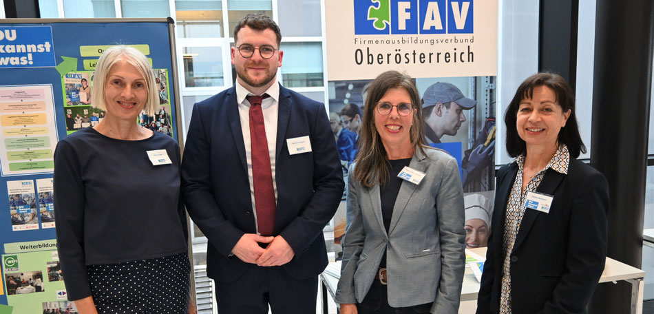 Vier Vertreter:innen und Teammitglieder des FAV OÖ-Teams.