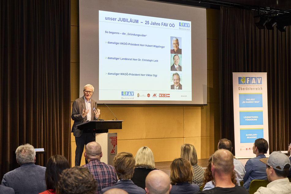 Publikum hört einer Präsentation von VPräs. KommR DI Dr. Clemens Malina-Altzinger zu