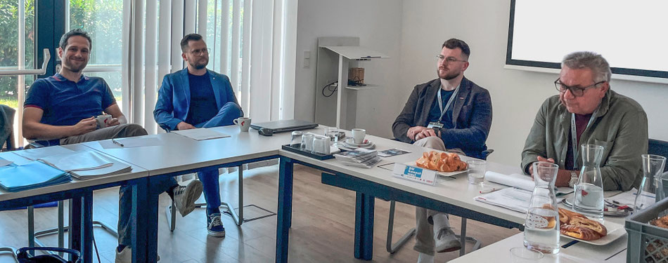 Projektleiter halten eine Präsentation zu "Du kannst was"