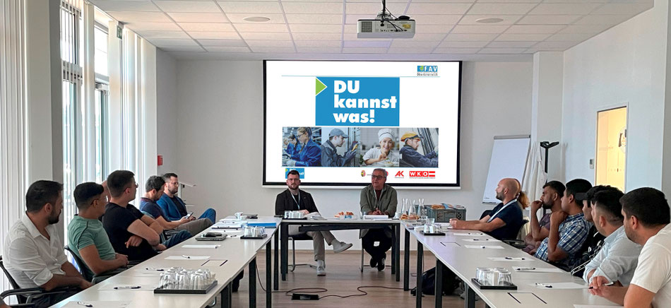 Zuhörer verfolgen gespannt eine Präsentation zu "Du kannst was"