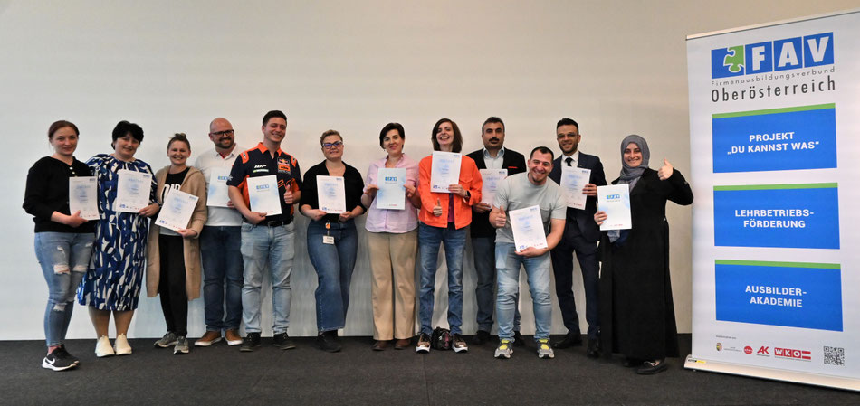 Gruppenfoto von Teilnehmenden mit Zertifikaten.