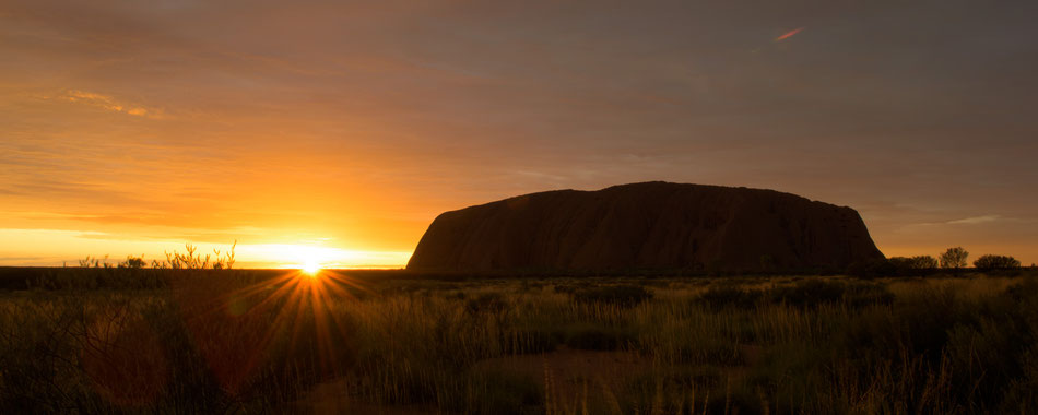 Uluru from the west at sunrise (Uluru Kata Tjuta Nationalpark, Northern Territory, Australia) Uluru aus Westen bei Sonnenaufgang Bild Image © Stephan Stamm