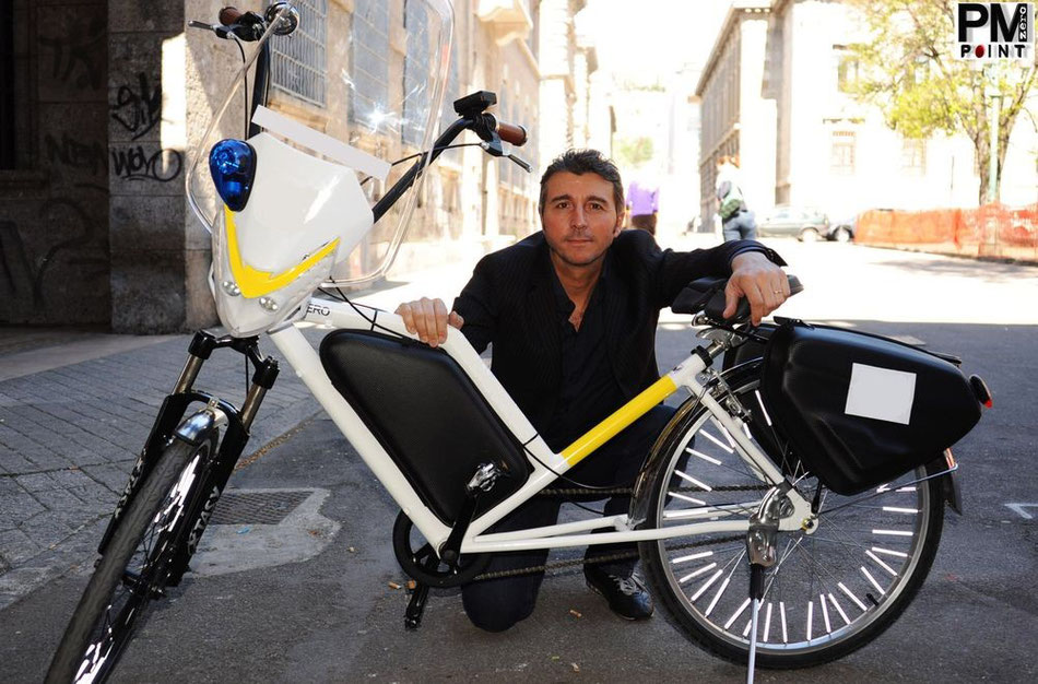 L'Inventore Marco Mazza posa con la sua creatura la bici elettrica Pmzero Welness Bike 