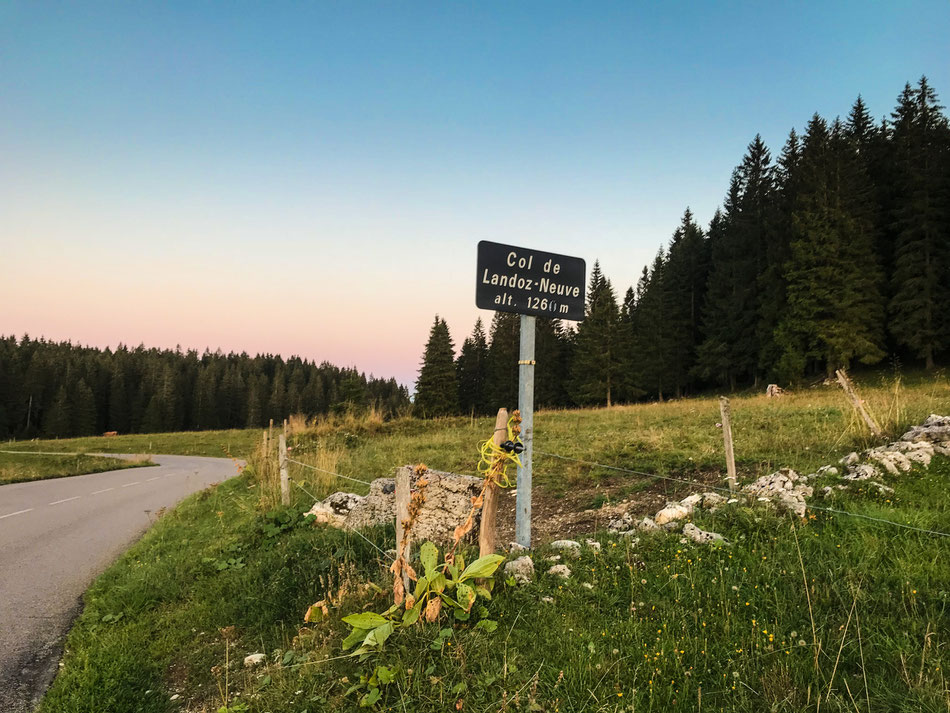 Der erste nennenswerte Pass ist geschafft - es dämmert bereits