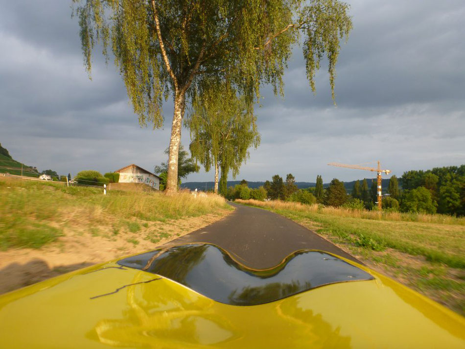 Auf den allerersten Metern gibt es (noch) schöne Abendstimmung