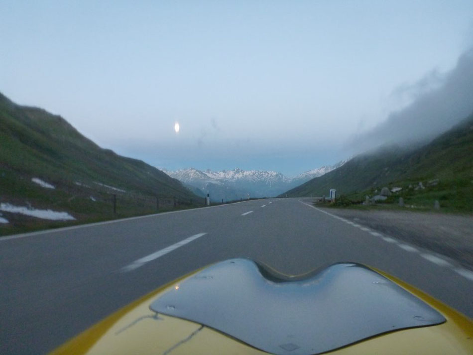 Blick vom Oberalppass Richtung untergehendem Vollmond – herrlich!