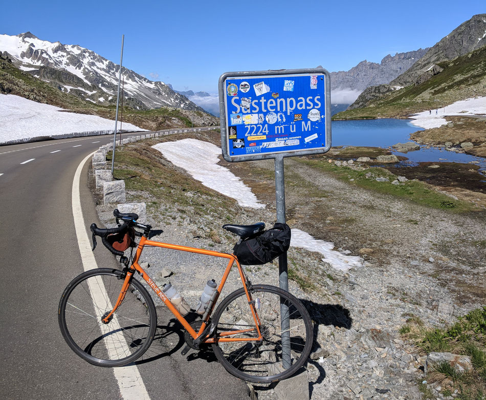 Neben kleinen Pässen werden auch die Klassiker nicht vernachlässigt: Kurze Pause auf dem Sustenpass.