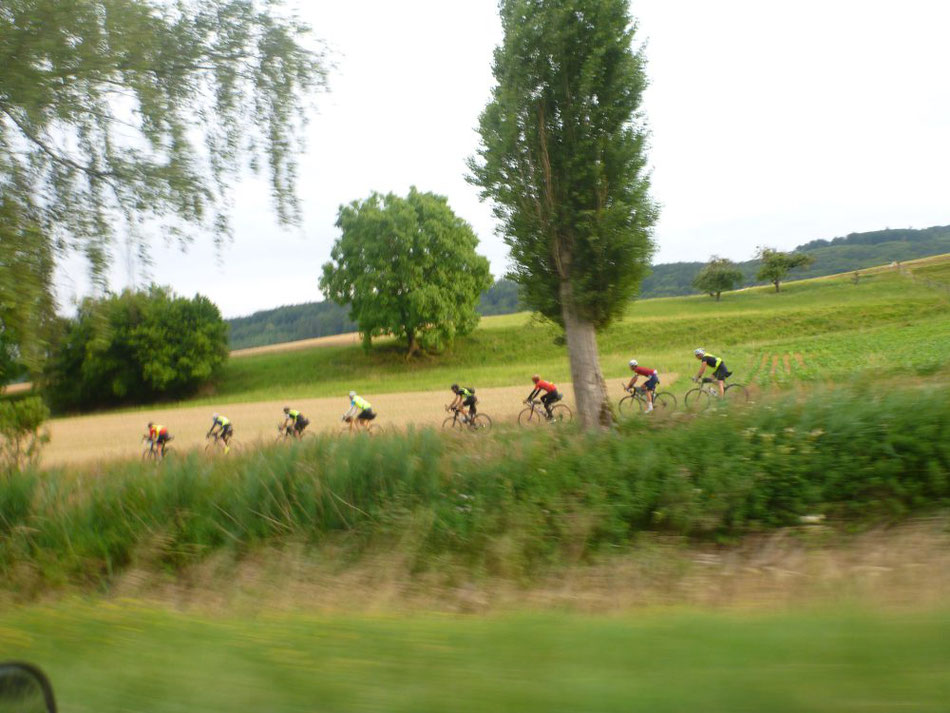 Pünktlich um 20 Uhr rollt die Randonneur-Schar los.