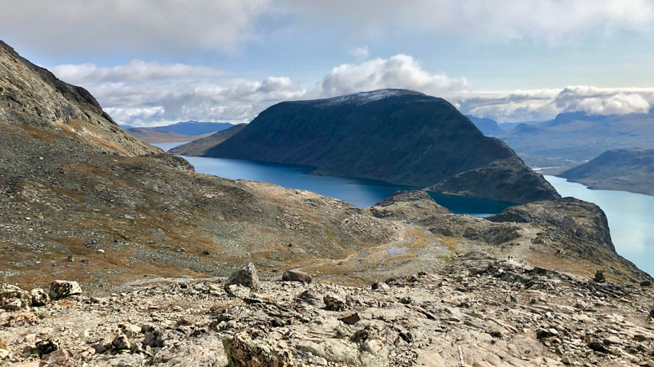 Blick auf den Besseggen und den Grad sowie die beiden Seen Bessvatnet (Dunkelblau) und Gjende (Türkis)