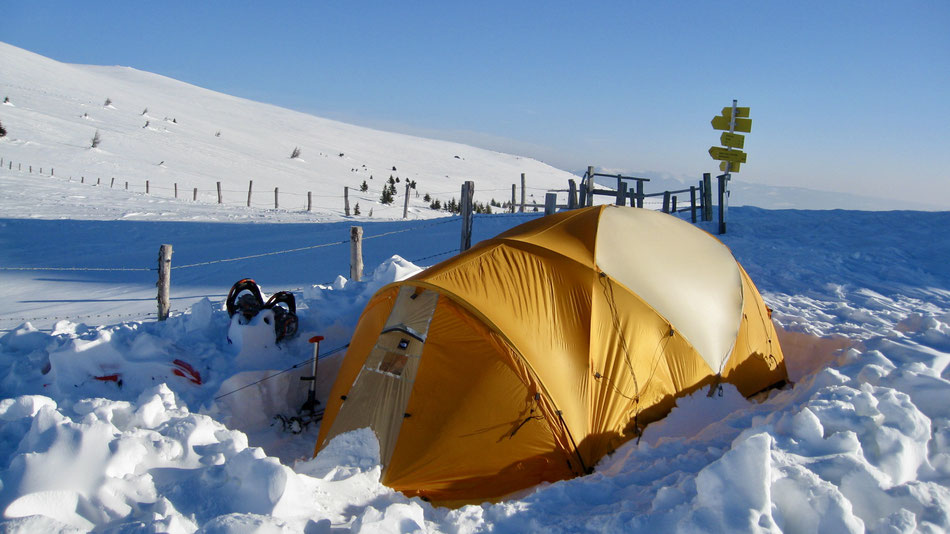 Winterzelten im Schnee mit Kinder