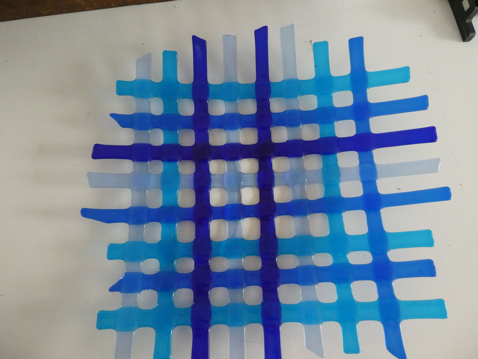 Glazen schaal gebogen blauw tinten 45x45 cm